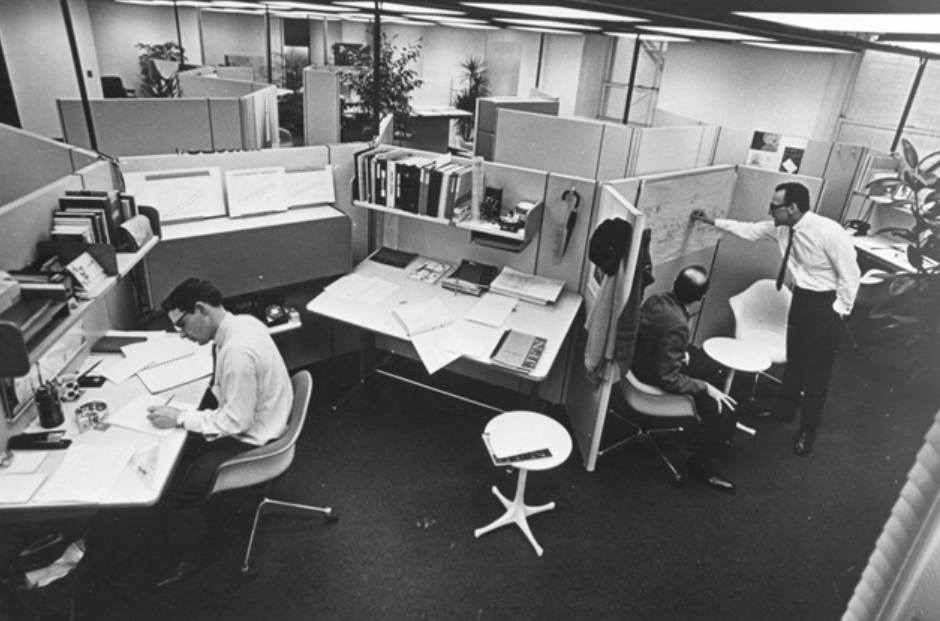 Imagem de escritório dos anos 50, baias dividindo as mesas