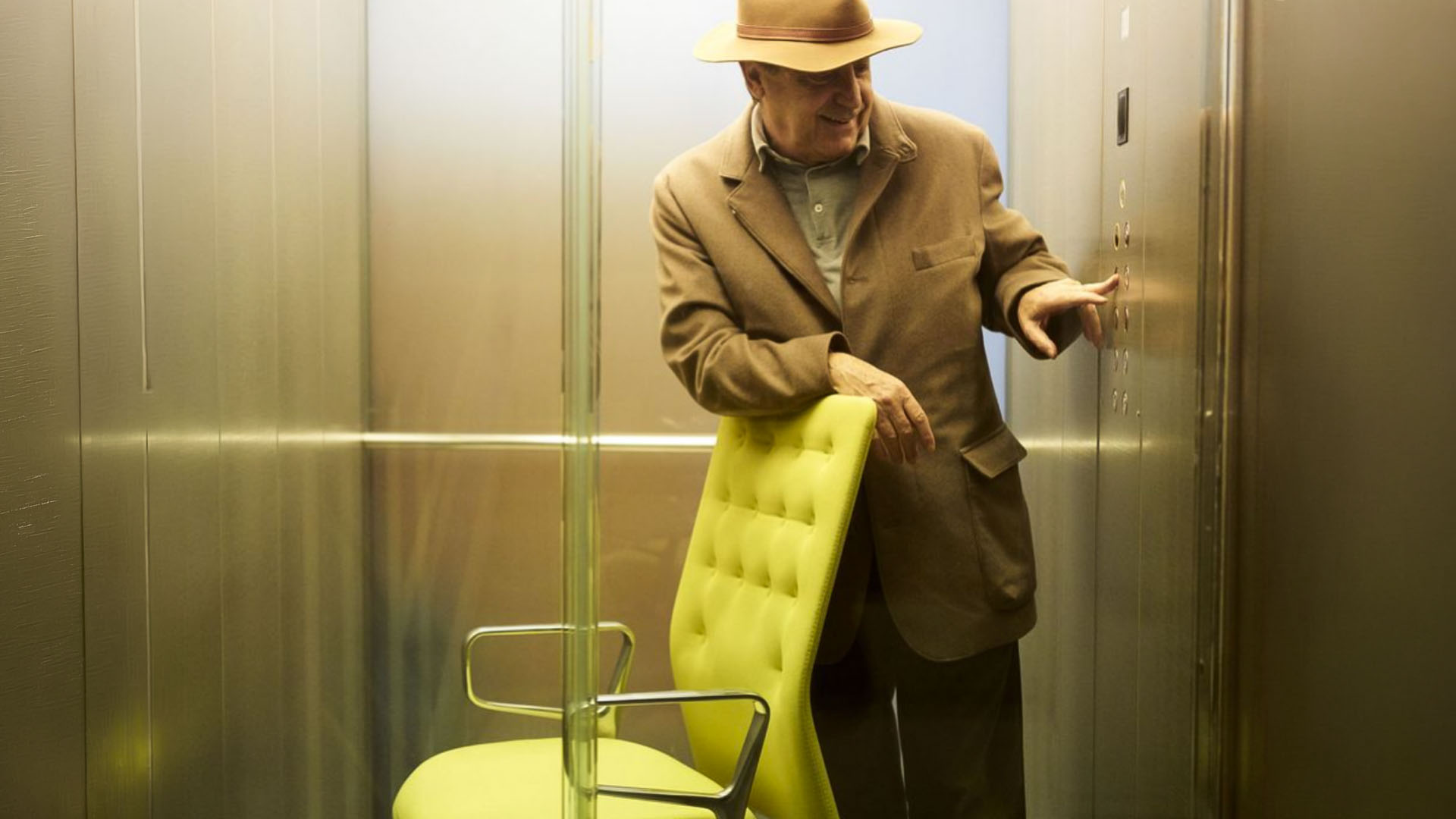 Antonio Citterio em um elevador